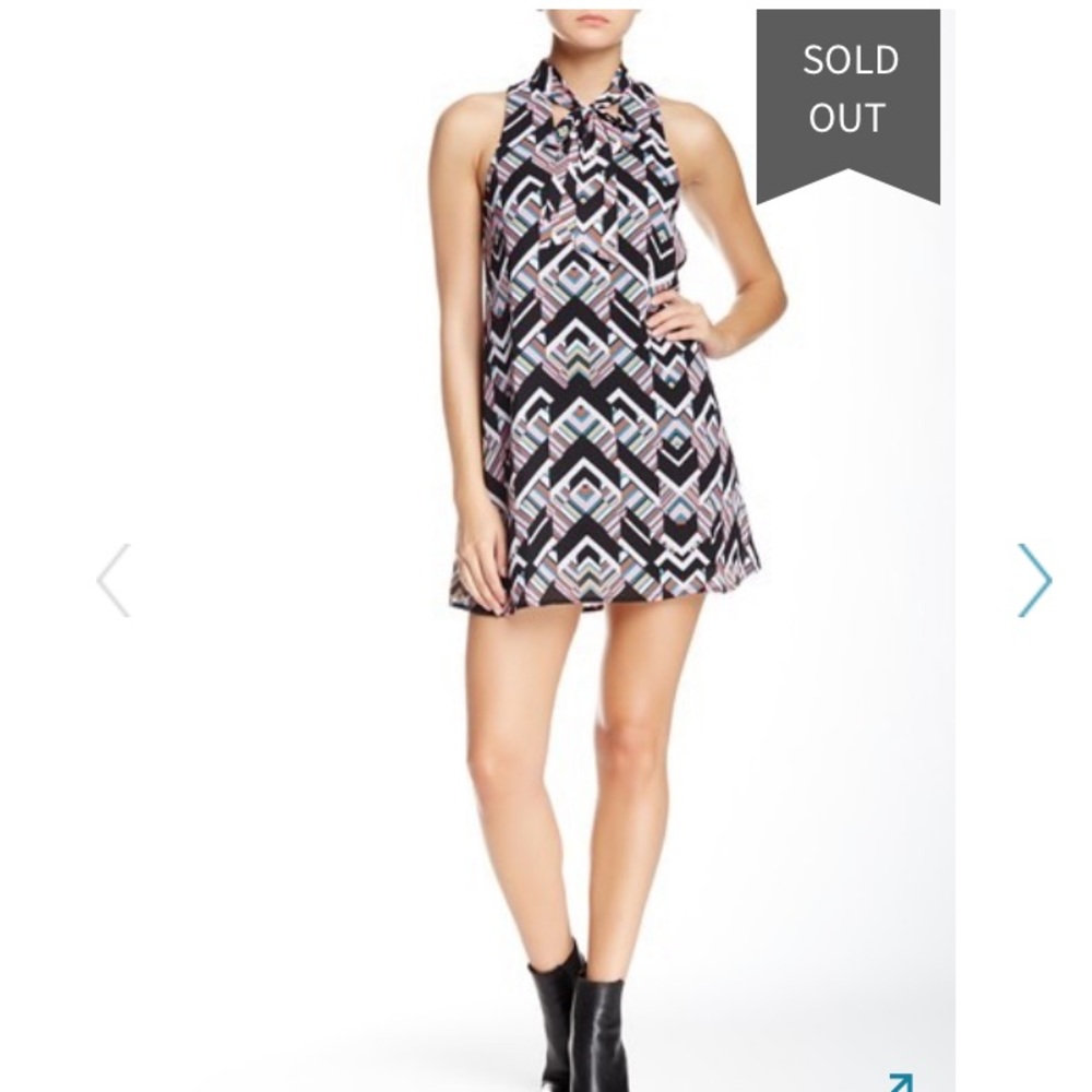 Socialite Sleeveless Tie Neck Shift Dress Medium